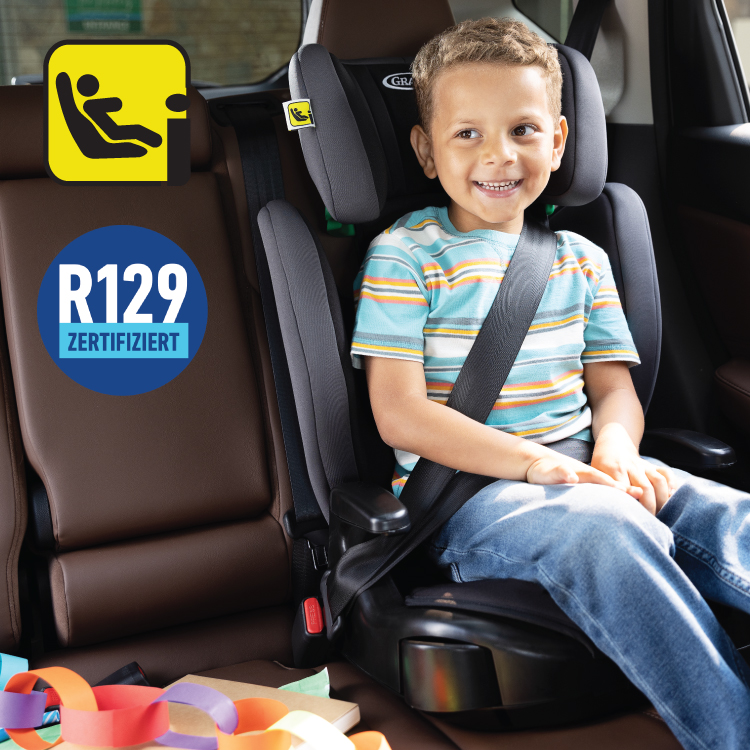 Junge sitzt im Graco® Junior Maxi™ i-Size R129 mit i-Size- und R129-Logo
