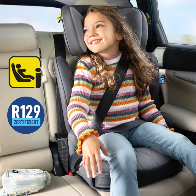 Mädchen sitzt lächelnd im Graco® Affix™ i-Size R129 Autokindersitz mit ISOFIX. Auf dem Bild sind ein R129- und ein i-Size-Logo zu sehen.