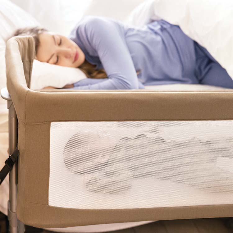 Baby im Graco® Sweet2Sleep™, das durch den Mesh-Einsatz an der Seite gesehen wird.