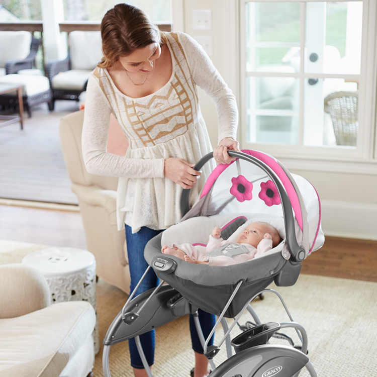 Frau wandelt die Babyschaukel Graco Glider Elite in eine transportable Wippe um