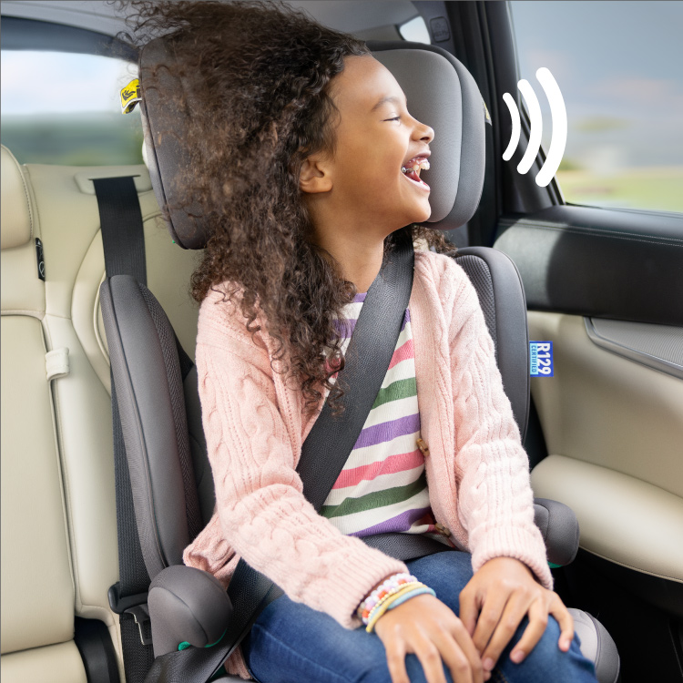 Mädchen sitzt lachend im Graco® Affix™ i-Size R129 Autokindersitz mit ISOFIX bei offenem Fenster.