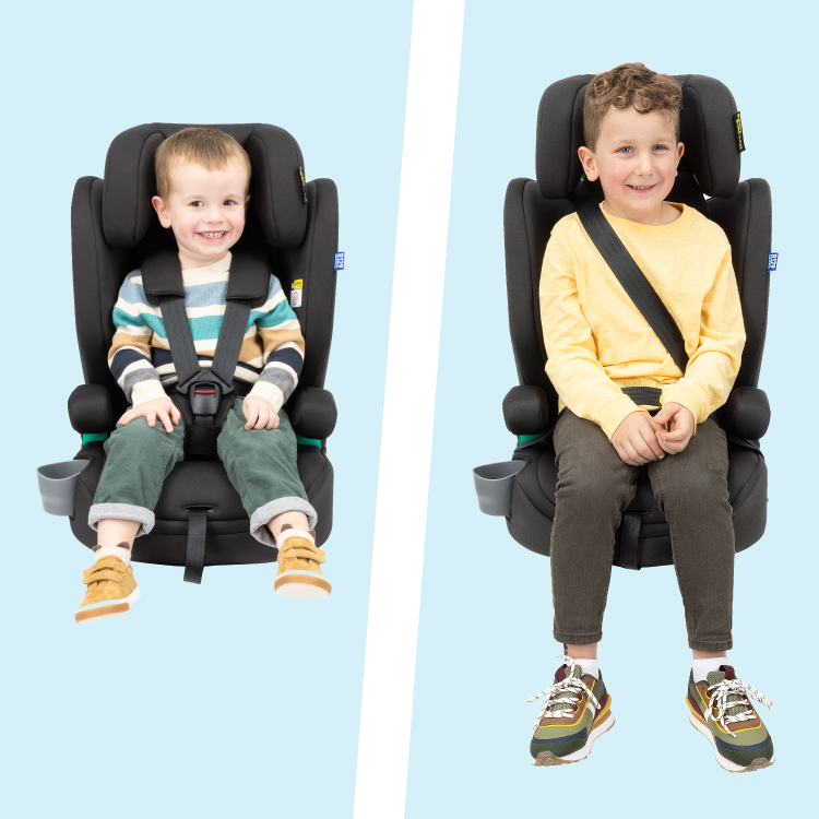 Geteiles Bild mit einem jüngeren und einem älteren Jungen, die lächelnd im Graco® Eldura™ R129 sitzen. Der Jüngere ist mit dem integrierten 5-Punkt-Gurtsystem angeschnallt, der Ältere mit dem Fahrzeuggurt.
