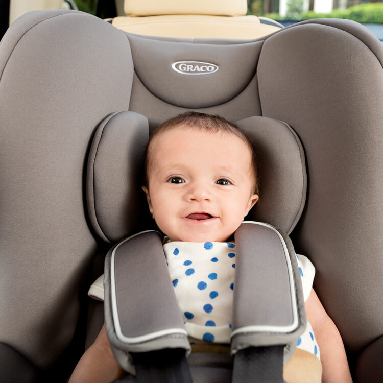 Baby sitzt entgegen der Fahrtrichtung im Kindersitz Graco Extend™