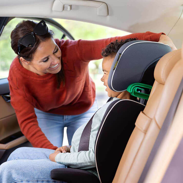 Mum adjusting 10-position headrest in car on Graco Logico L i-Size R129 car seat.