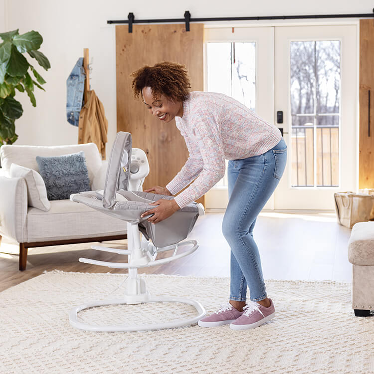 Madre cambiando la dirección del asiento del columpio Graco SoftSway.
