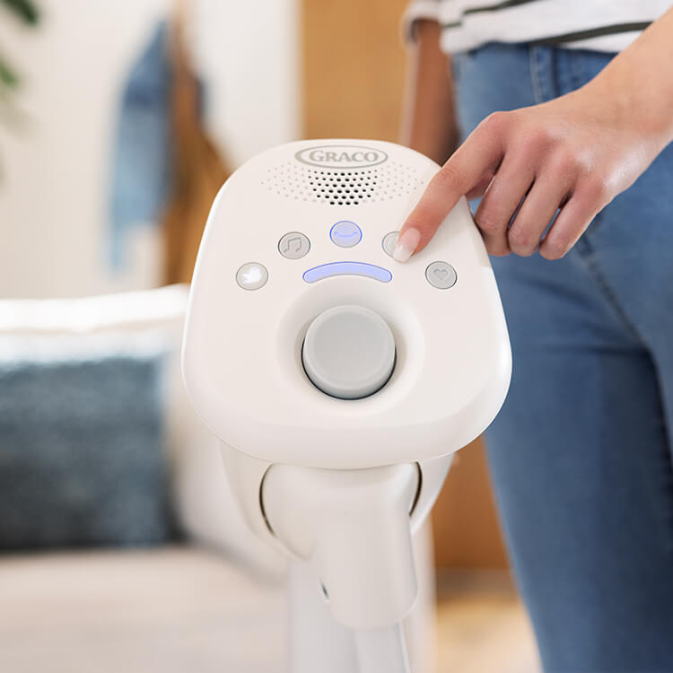 Nahaufnahme der Einstelltasten an der leisen Babyschaukel Graco® SoftSway™
