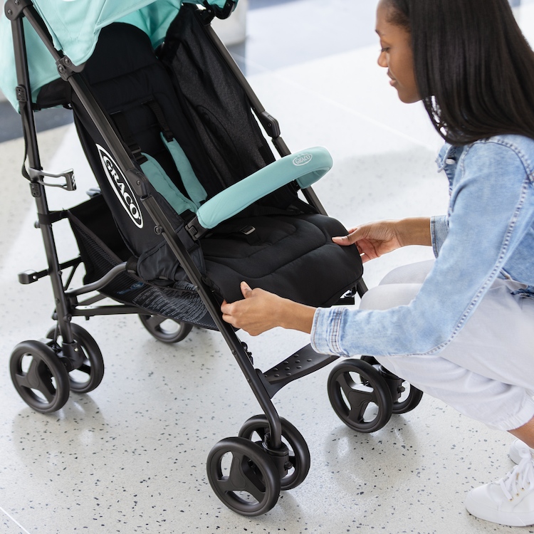 Mum adjusting the calf support on the Graco TraveLite™ 