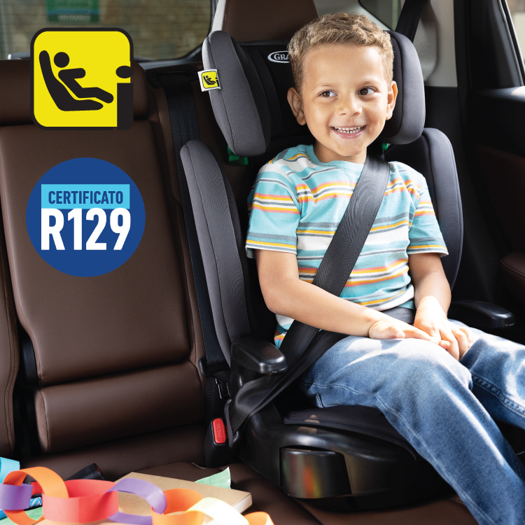 Bambino seduto nel seggiolino con schienale alto Graco Junior Maxi i-Size R129 con i loghi i-Size e R129.

