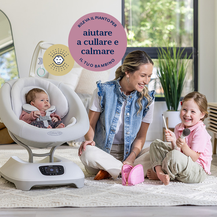 Mamma che ride e si diverte con il bambino più grande mentre il neonato è contento e sistemato in sicurezza nella Eluma Sway sdraietta a dondolo per neonati.
