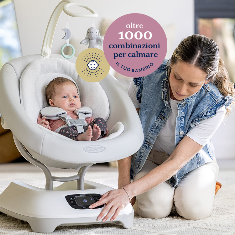 Mamma utilizza i facili comandi di Eluma Sway sdraietta a dondolo per neonati mentre il neonato è contento e sistemato in sicurezza.
