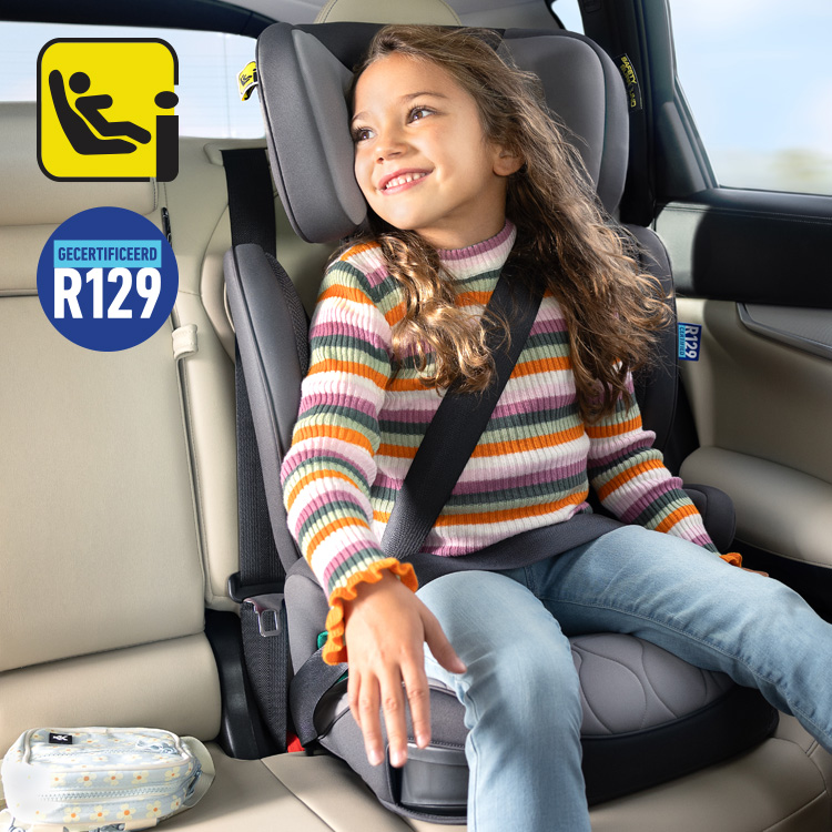 Zittend en lachend meisje in Graco Affix i-Size R129 ISOFIX verhoger met rugleuning met R129 en i-Size logo's
