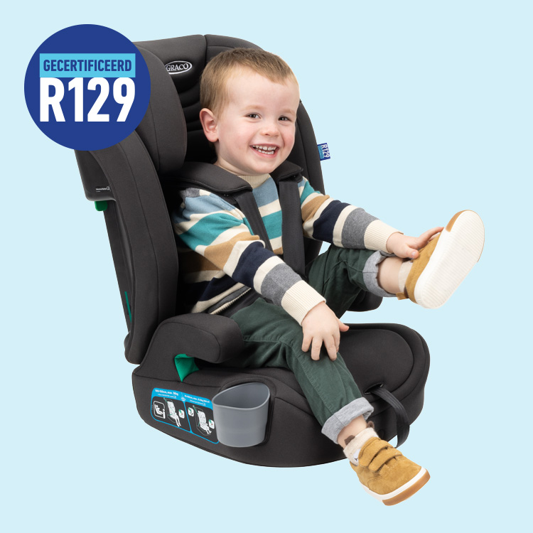Jongetje vastgegespt in Graco Eldura R129 autostoel terwijl hij lacht en met zijn voeten schopt met R129 gecertificeerd logo