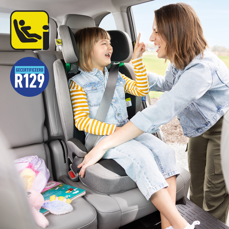 Driekwart afbeelding van de Graco Energi i-Size R129 autostoel met i-Size en R129 logo's.
