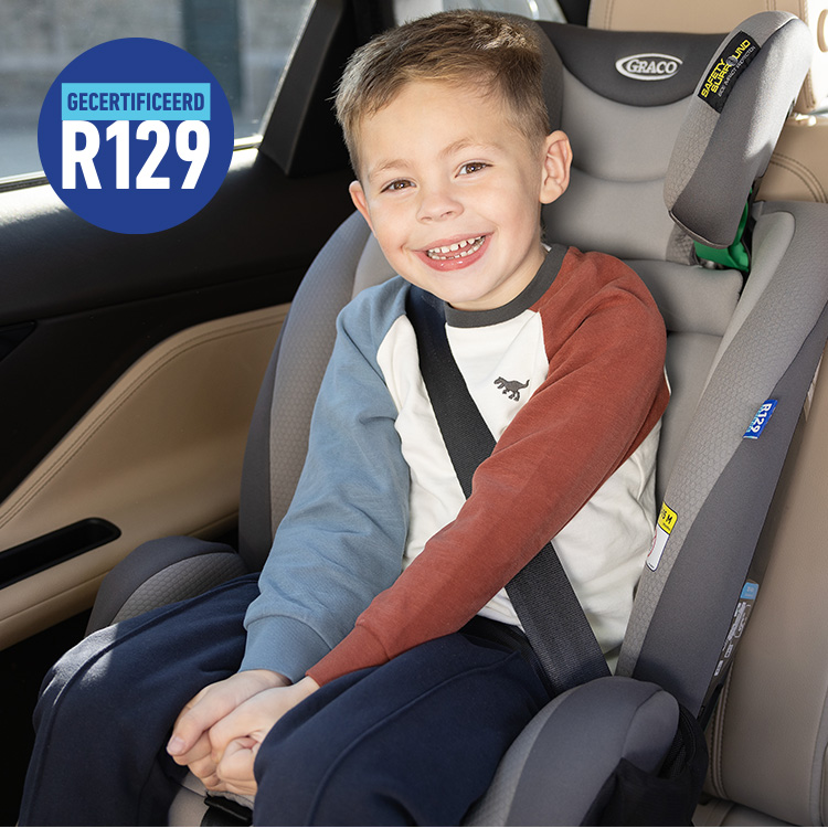 Lachend jongetje vastgegespt in Graco FlexiGrow™ R129 2-in-1 autostoel met R129 gecertificeerd logo