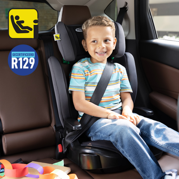 Jongen zit in Graco Junior Maxi i-Size R129 verhoger met rugleuning met i-Size en R129 logo's.