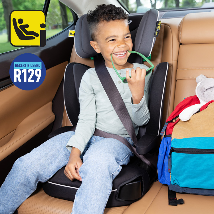 Groot kind heeft plezier in Graco Logico L i-Size R129 verhoger met rugleuning