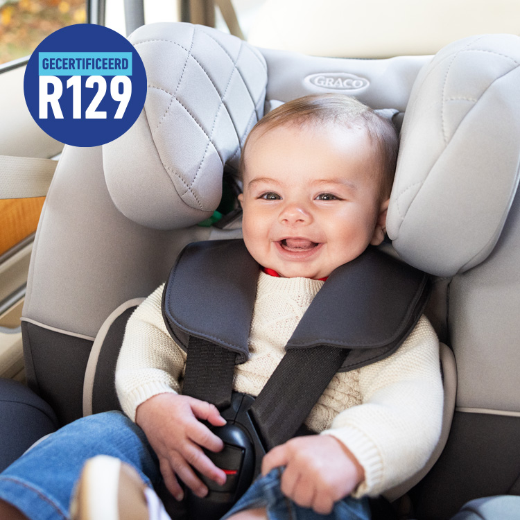 Baby achterwaarts gericht in Graco SlimFit R129 2-in-1 converteerbare autostoel met R129-logo.
