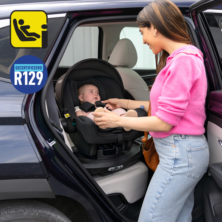 Baby in Graco SnugLite i-Size R129 autostoeltje voor baby's met i-Size en R129-logo's