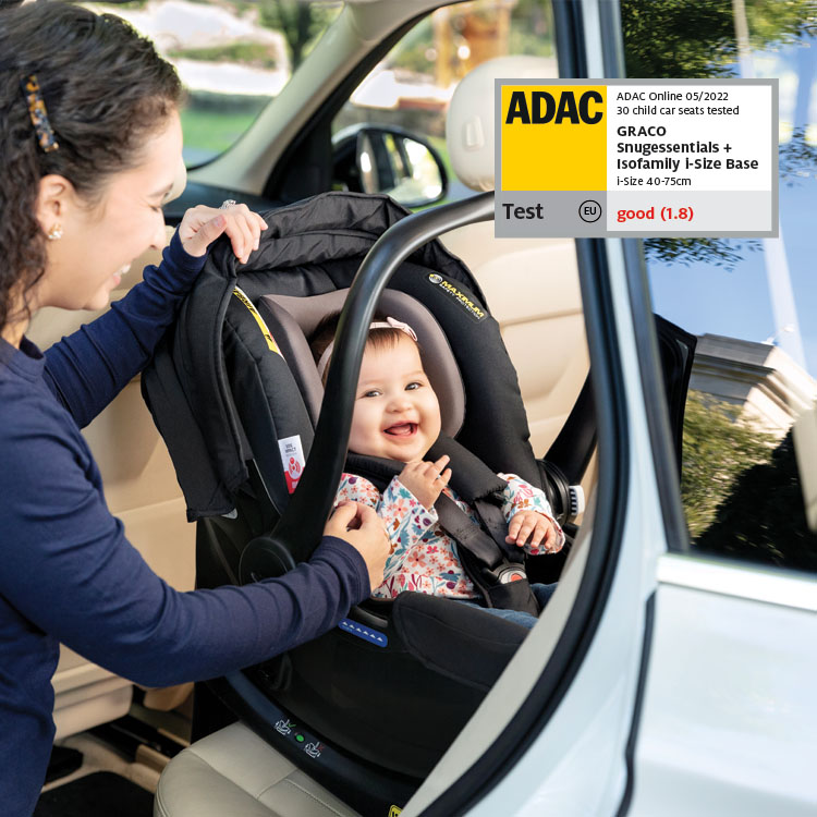 Bebé sujeto en la silla de coche Graco SnugEssentials i-Size con el logotipo de la ADAC