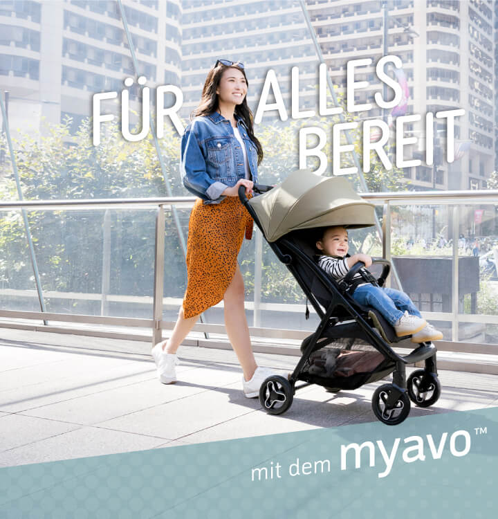 Mama und Baby gehen mit „Ready, Set, Go“-Text durch die Stadt in Graco Myavo.