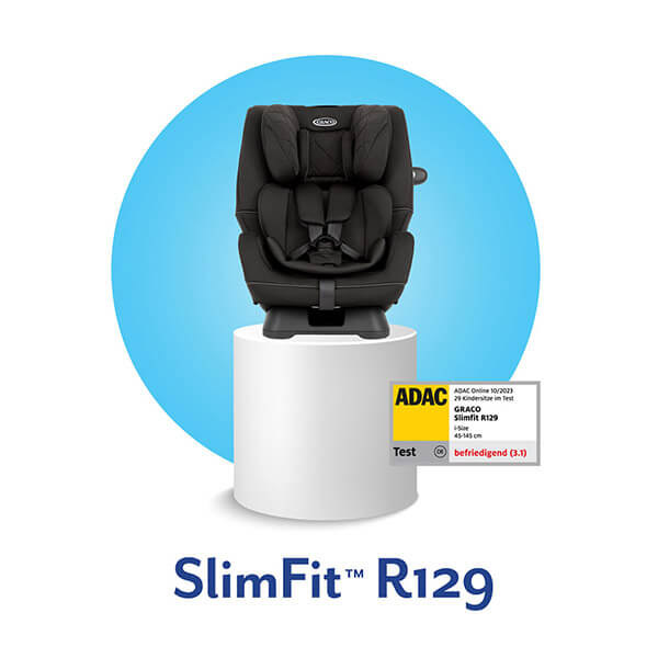 Der mitwachsende Kindersitz Graco SlimFit™ R129 auf einem weißen Podest
