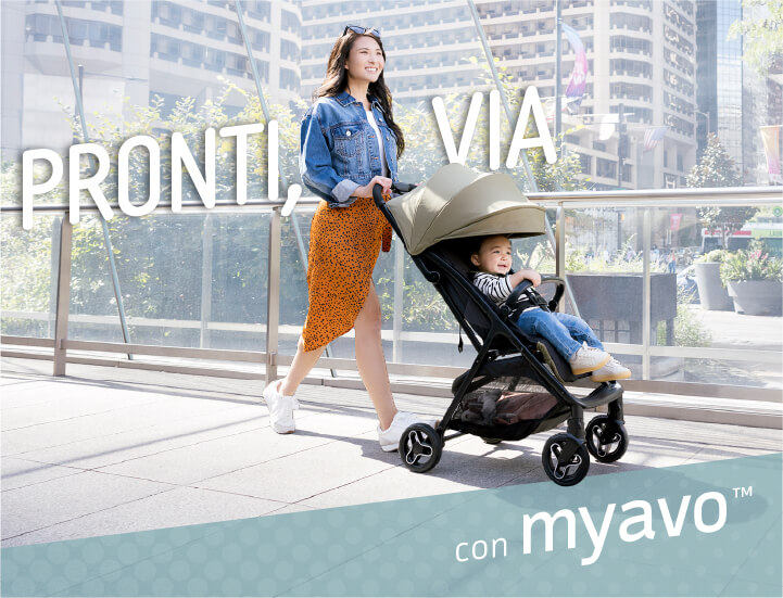 Mamma e bambino passeggiano per la città in Graco Myavo con il testo Pronto, partenza, via.