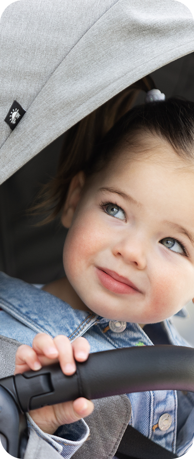 Mama en papa lachen en lopen terwijl ze hun peuter voortduwen in de Myavo snel opvouwbare lichtgewicht reiswandelwagen.